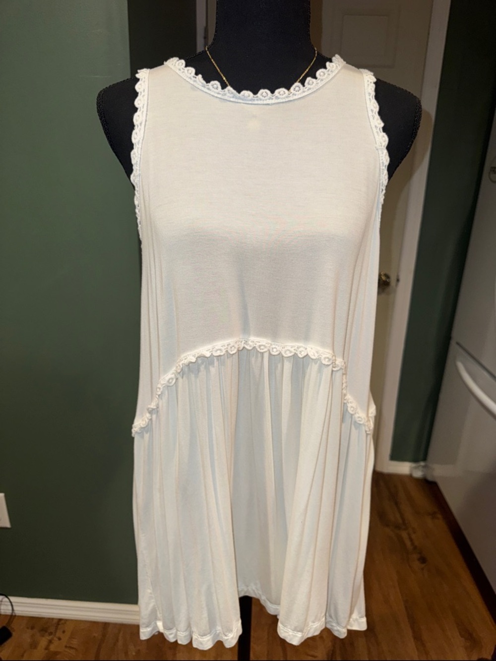 POL Ivory Crochet Trim Sleeveless Tunic Tank top Sz L